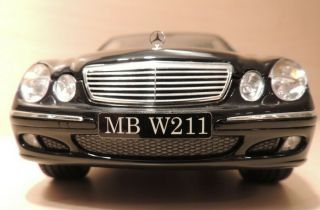 Immaculate KYOSHO 1:18 Die Cast Mercedes Benz E320 W211 Sedan 3