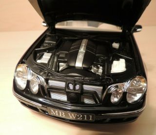 Immaculate KYOSHO 1:18 Die Cast Mercedes Benz E320 W211 Sedan 4