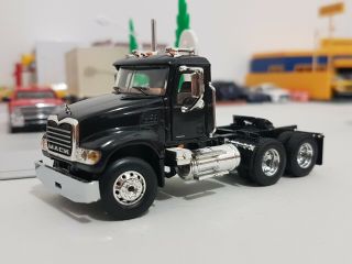 1/64 First Gear Mack Granite Tractor Day Cab In Black