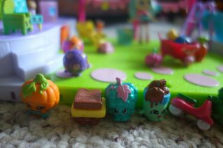 Shopkins Happy Places pool & sun deck with extra shopkins and doll 2