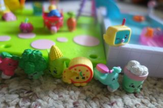 Shopkins Happy Places pool & sun deck with extra shopkins and doll 3