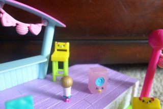 Shopkins Happy Places pool & sun deck with extra shopkins and doll 5