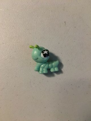 Lps Hasbro 2005 Littlest Pet Shop - Green Baby Caterpillar Inch Worm Flower Eyes