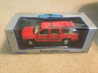 Welly 2001 Chevrolet Suburban 1:18 Red