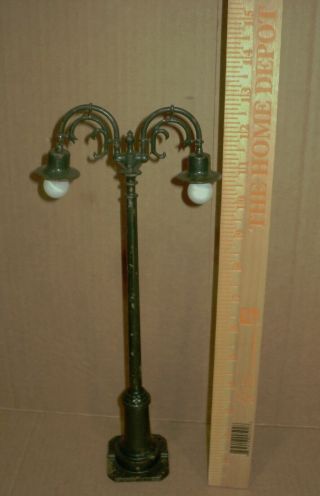 " Lionel Standard Gauge Twin Light Lamp Post ".  Perfectly