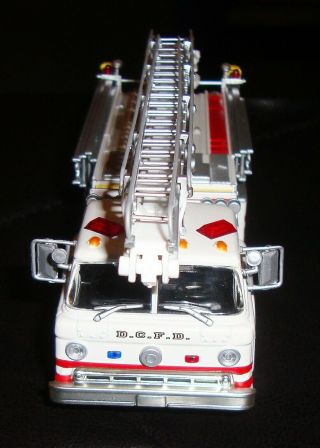 Athearn Washington DC Telesqurt Fire Truck 4