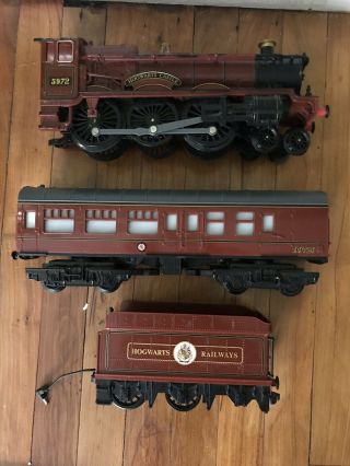 Lionel 7 - 11020 Hogwarts Express Engine And 2 Cars Pre Owned 2