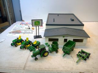 1/64 Ertl Farm Country John Deere Dealership Building With Farm Equipment/mowers