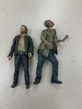 Amc The Walking Dead Rick Grimes And Zombie Figure - Loose -
