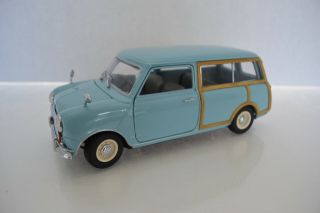 Kyosho 1:18 Austin Mini Countryman In Blue With Diorama Display