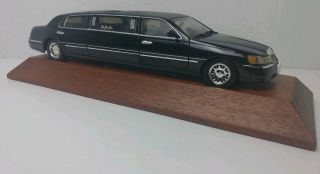 Sunstar 2000 Lincoln Town Car Detailed 1:18 Scale Diecast Stretch Limo Limousine