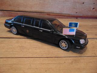 Presidential Series 2001 Cadillac Deville Presidential Limousine Diecast Car
