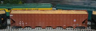Ho Walthers Union Pacific 7,  000 Cf Wood Chip Hopper 592010 With Load Train