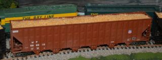 HO Walthers Union Pacific 7,  000 CF wood chip hopper 592010 with load train 2