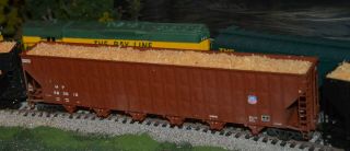 HO Walthers Union Pacific 7,  000 CF wood chip hopper 592010 with load train 3