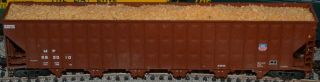 HO Walthers Union Pacific 7,  000 CF wood chip hopper 592010 with load train 4