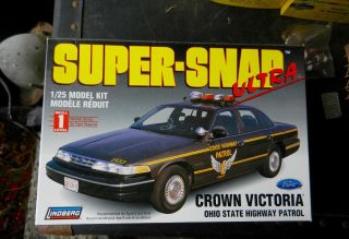 Lindberg Ford Crown Victoria Police Car 1:25th Scale Plastic Model Snap