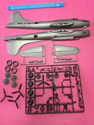 1/48 SCALE MONOGRAM 5600 B - 17G FLYING FORTRESS 4