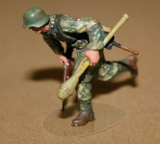 Built: 1/35 German Infantry With Panzerfaust In Cammo