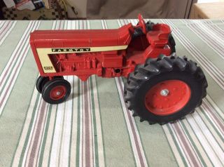 Scale Models Farmtoy Farmall 806 Tractor 1:16 Red Circa 1985