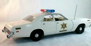 1977 Plymouth Fury Hazzard County Sheriff in 1:18 Scale by Greenlight 19055 7