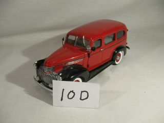 Danbury 1:24 1946 Chevrolet Suburban - Red -
