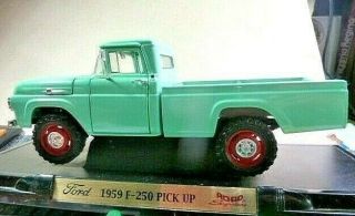 Road Signature Ford 1959 F - 250 Pick Up Truck 1:18 Scale Preown Displayed Only