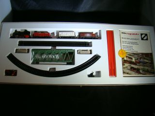 N Scale Arnold Rapido Train Set Complete,  Loco,  3 Cars,  Track,  Bridge