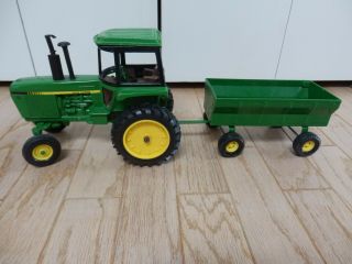 Ertl John Deere Toy Tractor And Wagon 1/16 Scale