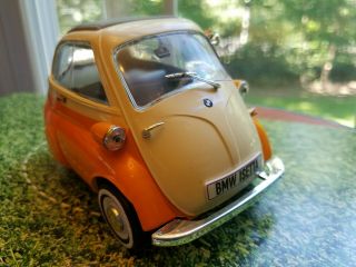 1/18 Revell Bmw Isetta 250 Loose Diecast Microcar “bubble Car” Exc With Display