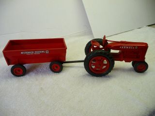 1:16 McCormick Farmall M row crop tractor Two Piece 2