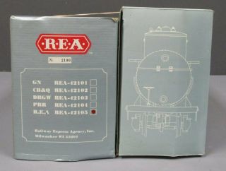 Aristo - Craft G Scale Freight Cars: 42105 REA Caboose and 41303 Mobilgas Tank [2] 6