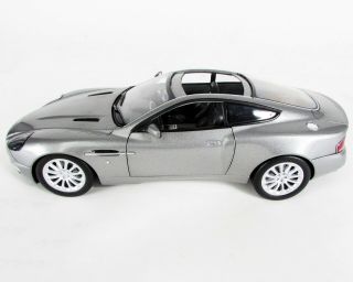 Beanstalk Group - James Bond 007 Aston Martin Vanquish,  1/18 Diecast Model Car 7