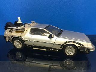 Diamond Select " Back To The Future " Delorean Time Machine Flying Version 1:18