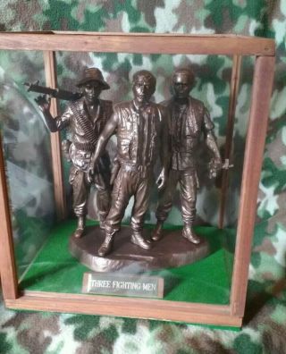 Monogram 1/10 Three Fighting Men Vietnam Memorial Statue In Custom Display