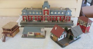 Large Colonial Station Building,  Cottage & Barn,  House,  Signal Cabins - Ho Oo