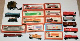Vintage Tyco Silver Streak Ho Train Set 4301,  Extra Rolling Stock 3 Engines