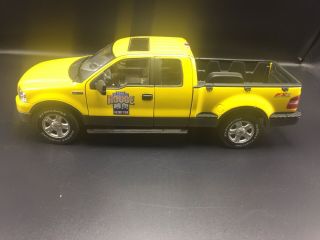 Beanstalk 1:18 Scale Ford F - 150 Stepside 4x4 Truck Yellow