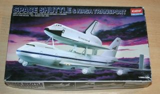 31 - 1640b Academy 1/288th Scale Space Shuttle & Nasa Transport Plastic Model Kit
