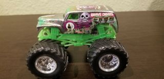 Hot Wheels Monster Jam (1:64 Scale) Grave Digger 25th Anniversary Green Front