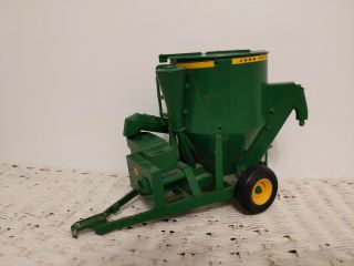 1/16 Ertl Farm Toy John Deere Grinder Mixer