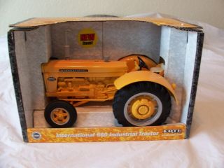 Case International 660 Industrial Tractor 1/16 Scale Ertl 2002