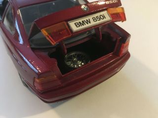 Maisto 1:18 Scale Red 1990 BMW 850i Coupe E31 Diecast Model Car 4