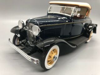 Danbury 1932 Ford Deluxe V8 Roadster 1/24 Diecast Scale