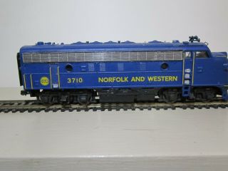 Ho - Scale Powered Diesel Locomotive W/ " Norfolk & Western " 3710