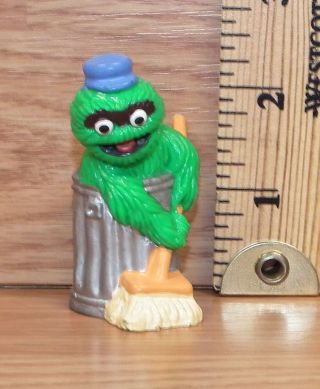 Muppets Sesame Street " Oscar The Grouch Sweeping " Pvc Figure Only Read