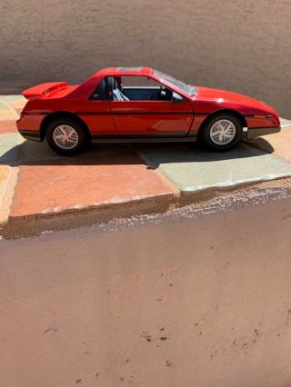1/18 Scale 1985 Pontiac Fiero Gt - Road Legends 92588