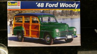 Revell 85 - 2540 1948 Ford Woody Station Wagon 1/25 Model Car Kit Open