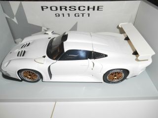 Ut Models 1996 Porsche 911 Gt1 Die Cast 1:18 Scale White W/ Box And Base
