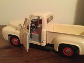 ROAD Signature - FORD 1953 F - 100 Pick Up Truck Die Cast Model Light Yellow 4